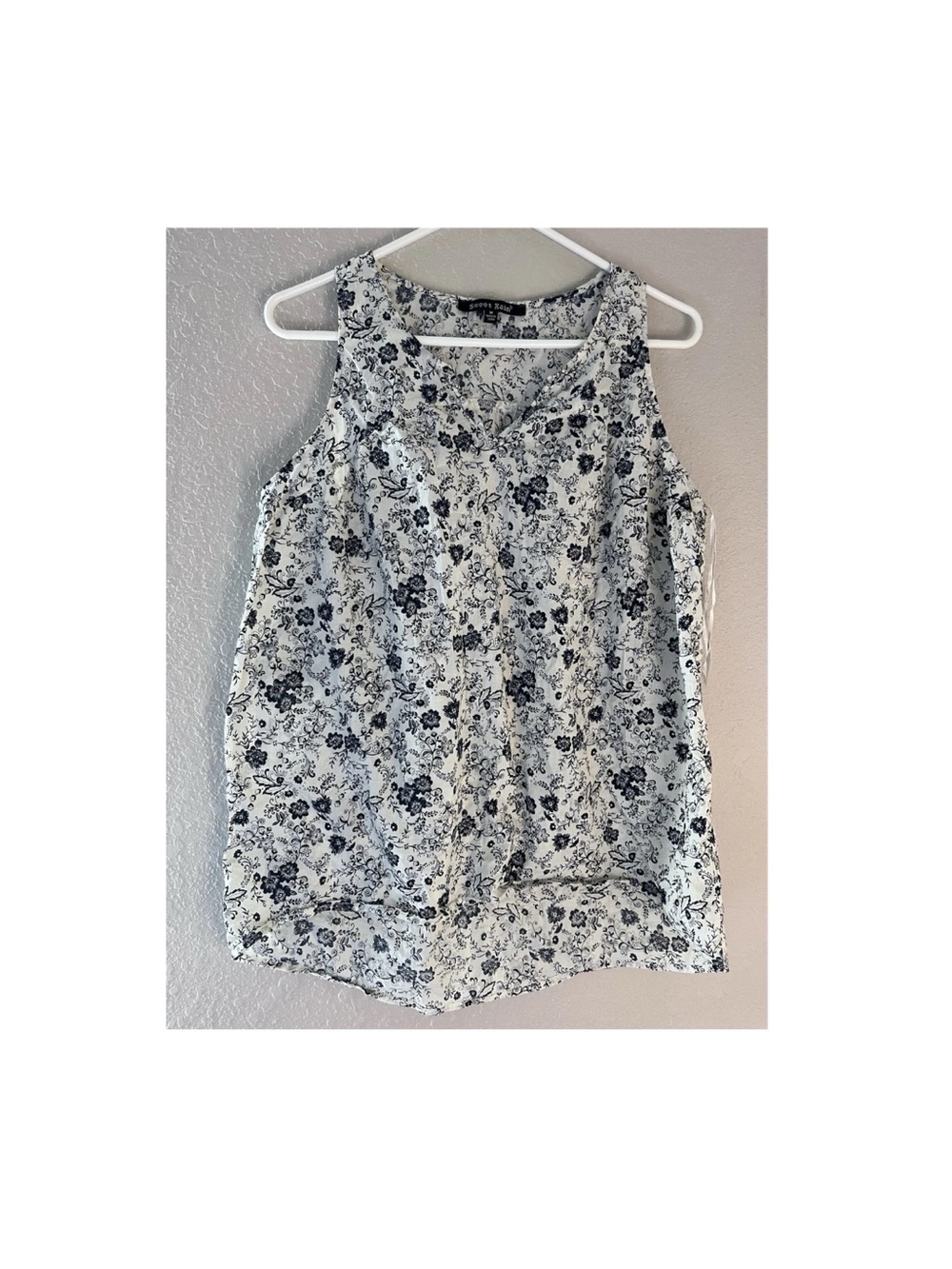 Sweet Rain Floral V-Neck Button Blouse White Blue Sleeveless Size M 100% Cotton
